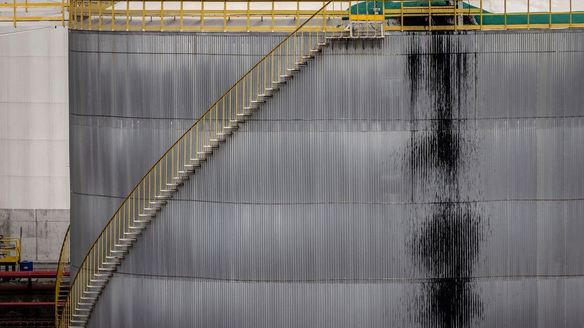 UAE Departs OPEC as Iran Feel Economic Sting of Blockade