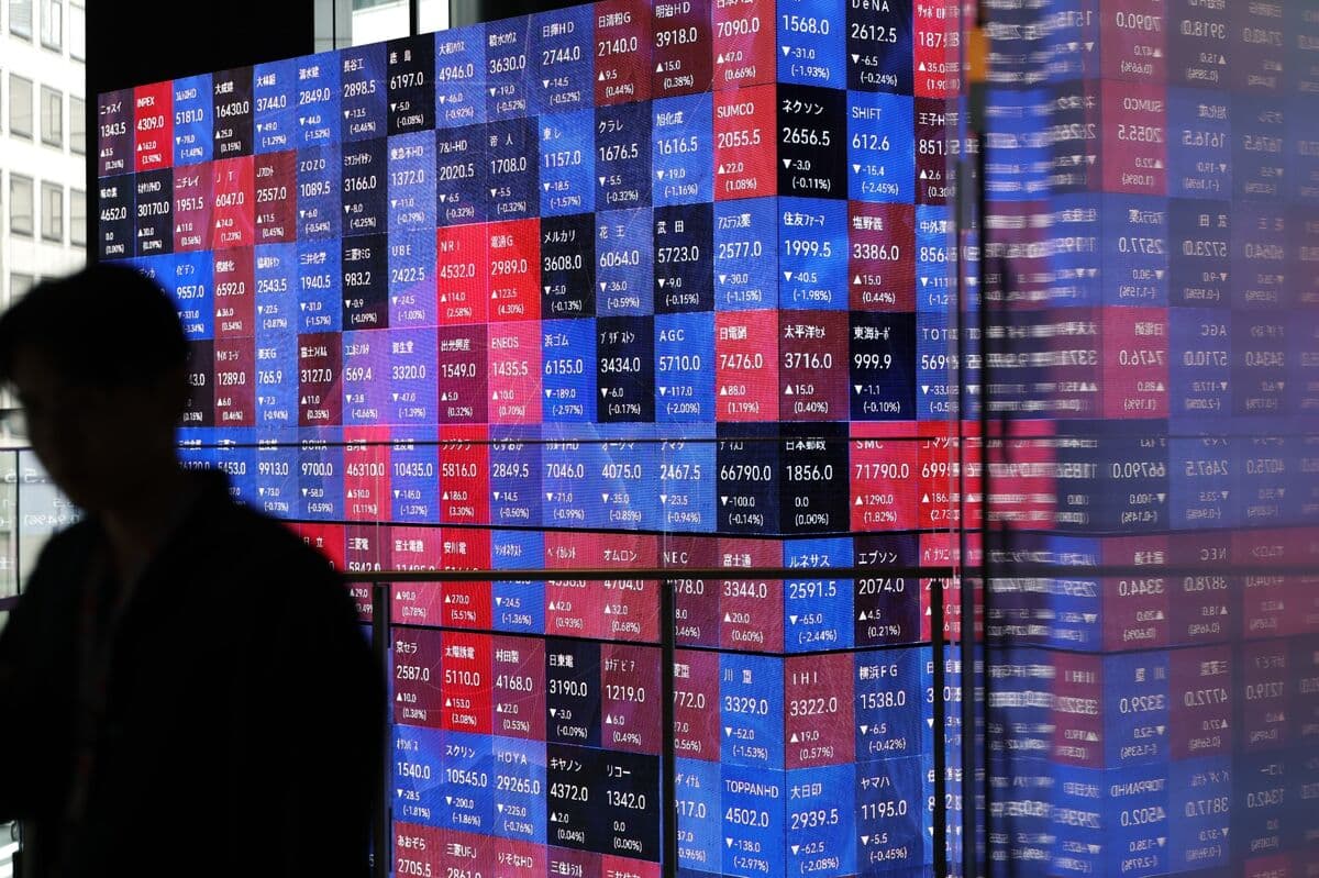 AI Chipmakers in Korea, Taiwan Drive Asian Stocks to Near Record