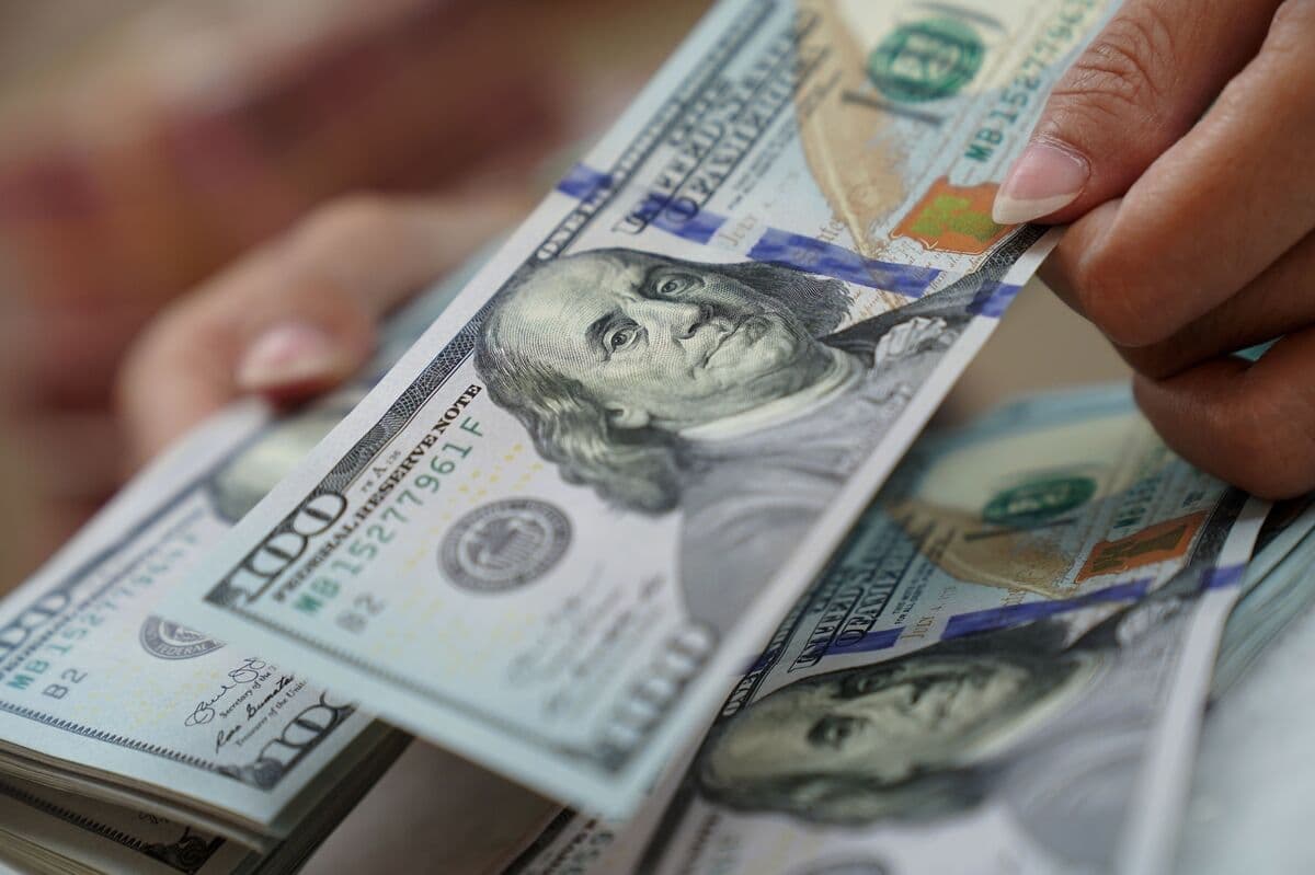 Dollar Rallies Toward Best Week Since March on Fed Hike View