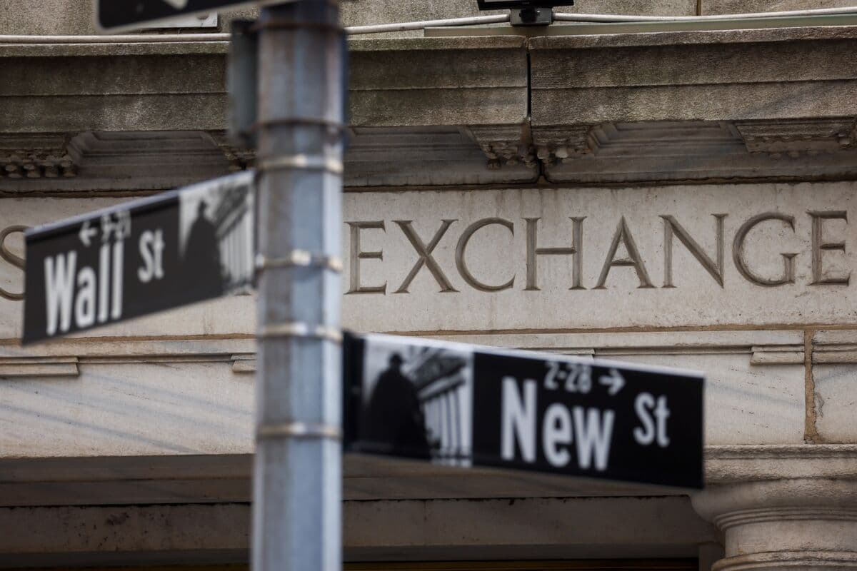 Dollar’s Monthly Rise Leaves Strategists Wary of More Gains