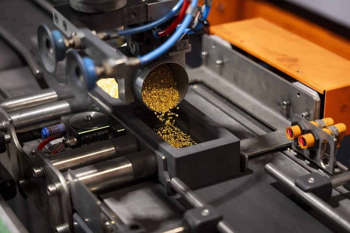 Gold Retreats as Market Monitors Progress on Iran War Ceasefire