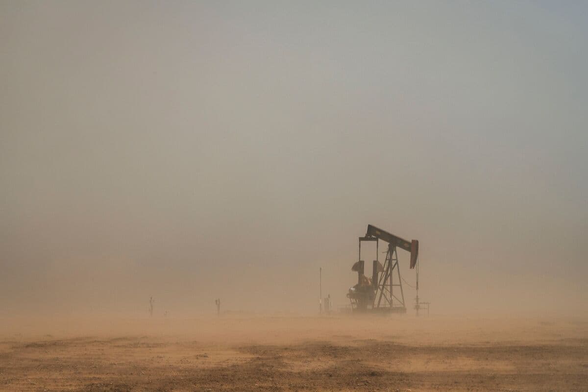 Oil Edges Lower Following Spike With Hormuz Stalemate in Focus