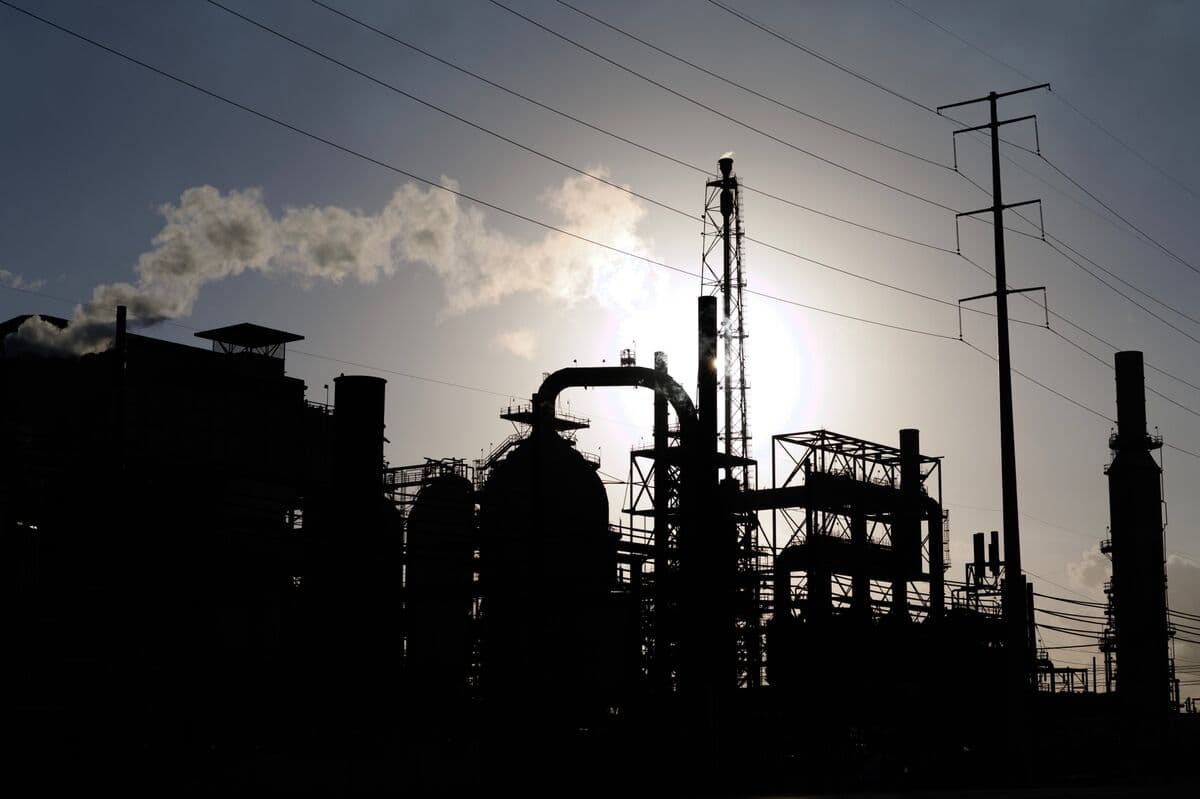 Oil Steadies After Three-Day Gain With Iran Flows Under Strain